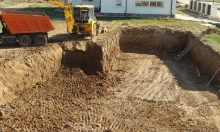 Рытье котлованов под фундамент в Саянске – цена от 2580 руб. за м3 | 2Землекопа-Сск